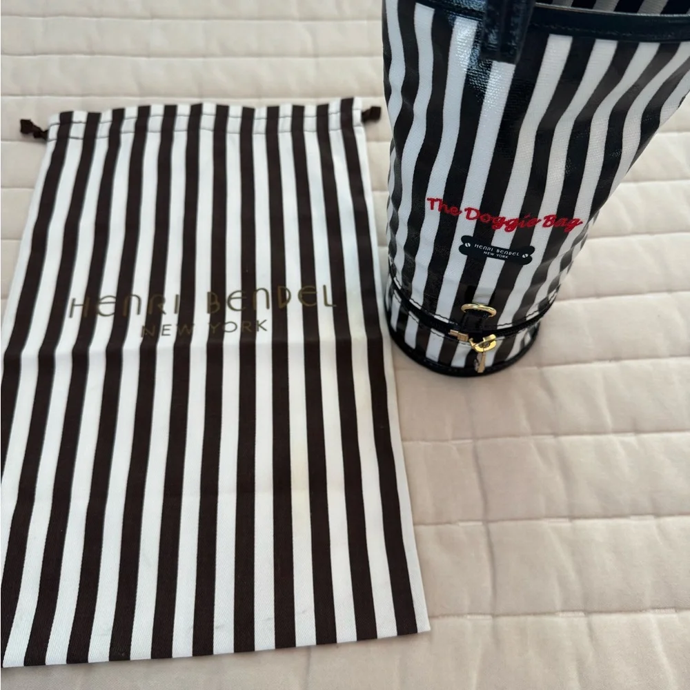 Henri Bendel travel doggie bag with zippered food storage.  ✨ NWT